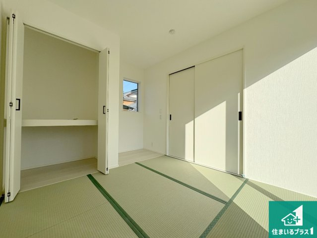 草津市下笠町　第24-1期　新築一戸建ての和室|一室あると便利な和室は客間としてだけでなく、小さなお子様のプレイルームや食後のくつろぎスペースとしてもご利用いただけます。収納もついていますので大活躍間違いなし！