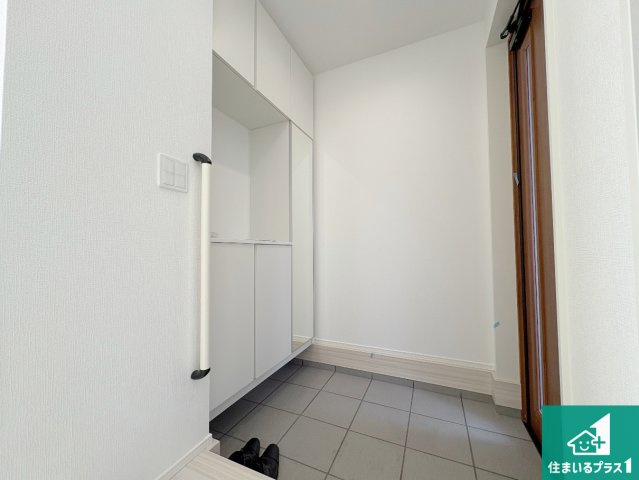 草津市下笠町　第24-1期　新築一戸建ての玄関|シューズボックスにはたくさんの靴が収納できるので玄関周りはいつもスッキリ！ご家族が増えても安心！