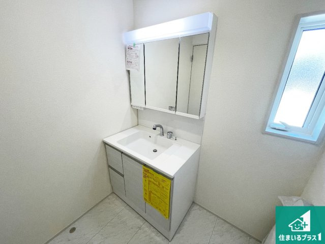 南丹市園部町横田　新築一戸建ての独立洗面台|清潔感のある洗面台です。フラットな鏡は掃除がしやすく毎日清潔！鏡裏には収納があるのでスッキリとした洗面台が保てます。