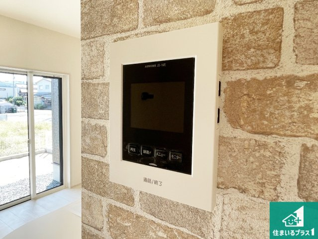 南丹市園部町横田　新築一戸建ての防犯設備|カラーモニターインターホン！声だけでなく来訪者の姿や顔がモニターで確認できるので、小さなお子様がいらっしゃるご家庭でも安心できます！