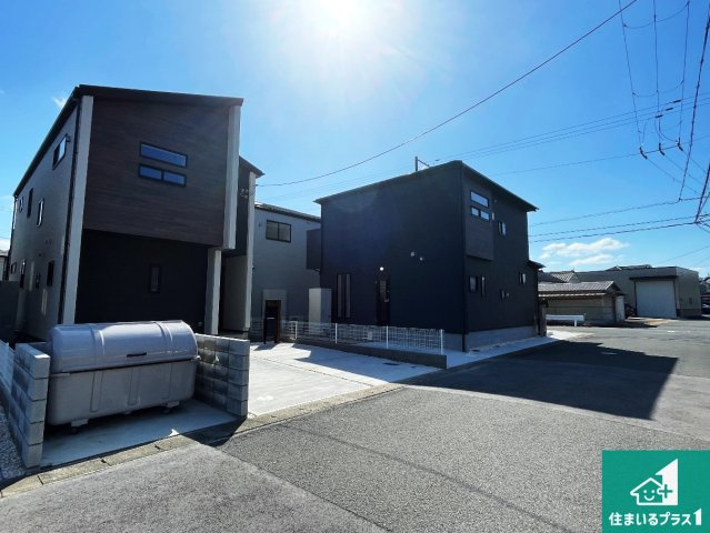 南丹市園部町横田　新築一戸建ての前面道路含む現地写真|周辺は閑静な住宅街！前面道路広々で車の出し入れも便利です。駐車が苦手な方でも安心して車庫入れできます！