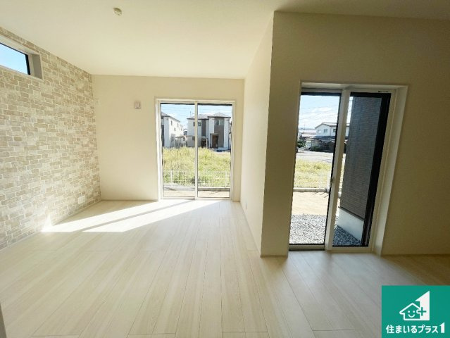 南丹市園部町横田　新築一戸建ての居間・リビング|日当たり良好の明るいリビングで朝の目覚めもスッキリできそう！対面キッチンでご家族のコミュニケーションも自然と増える設計！小さなお子様が遊ぶスペースを作っても広々とくつろげるLDK！