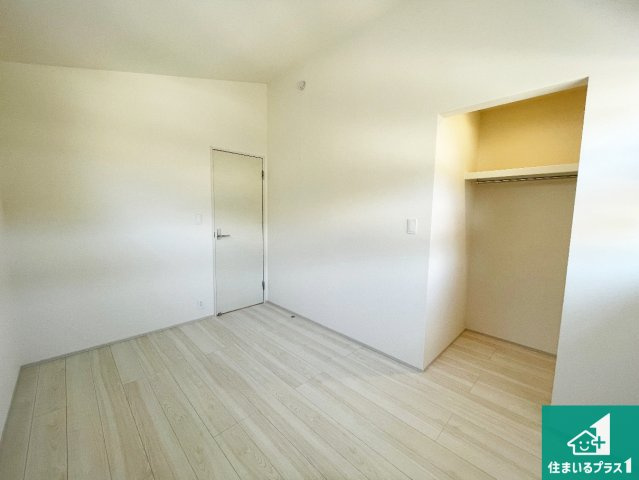 南丹市園部町横田　新築一戸建ての洋室|シンプルな洋室は、自分好みのインテリアが楽しめます♪ご家族とインテリアや家具を選びに行くのは新築購入時の醍醐味の一つです。ぜひお楽しみください♪