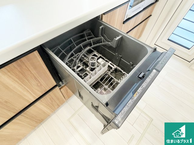 南丹市園部町横田　新築一戸建ての設備|食事後の一仕事、食器洗いをボタン一つでお任せできちゃいます！場所を取らないビルトイン式なので、お料理スペースもしっかり確保！