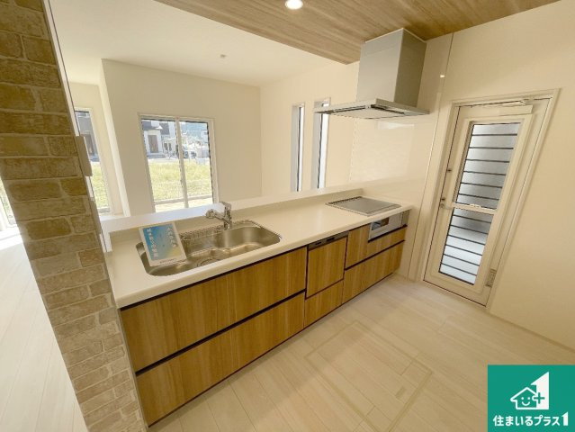 南丹市園部町横田　新築一戸建てのキッチン|リビングと統一感があり、使い勝手のいいキッチン。広々としているので、二人並んで作業が出来ちゃいます。お子様と一緒に色々なお料理に挑戦できるスペースがあります。