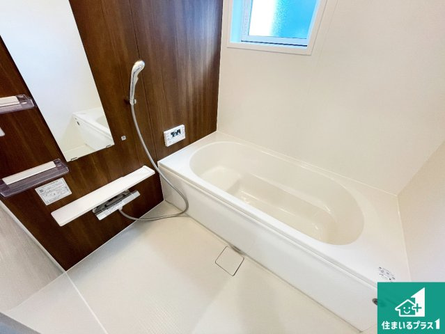 南丹市園部町横田　新築一戸建ての浴室|足をゆったり伸ばして寛げる浴槽です。窓が設けられていますので差し込む光が明るく穏やかな雰囲気にしてくれます♪浴室乾燥機も設置しているので、雨の日の洗濯物も安心です♪