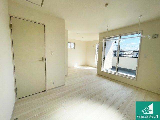 南丹市園部町横田　新築一戸建ての洋室|シンプルな洋室は、自分好みのインテリアが楽しめます♪ご家族とインテリアや家具を選びに行くのは新築購入時の醍醐味の一つです。ぜひお楽しみください♪