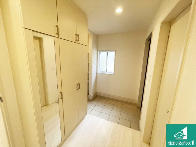 南丹市園部町横田　新築一戸建ての玄関|シューズボックスにはたくさんの靴が収納できるので玄関周りはいつもスッキリ！ご家族が増えても安心！