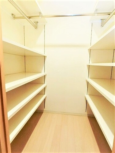 アーバンビューグランドタワーの収納|ウォークインクロゼット内部　※2019年7月撮影