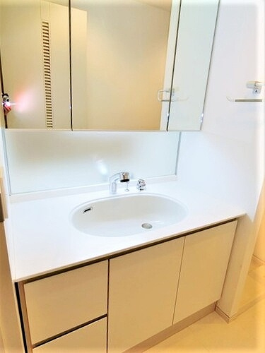 アーバンビューグランドタワーの洗面所|三面鏡付き洗面化粧台　※2019年7月撮影