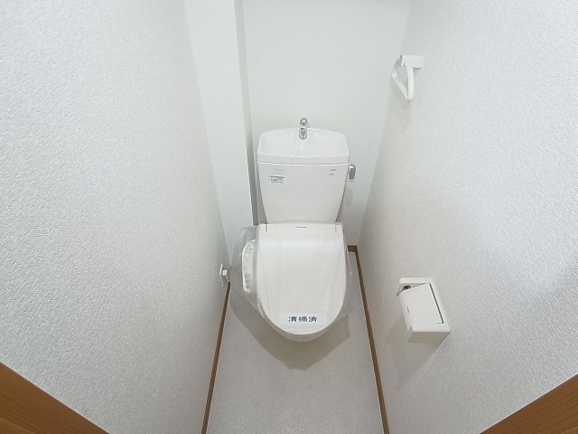 神戸市兵庫区東出町３丁目の賃貸マンションのトイレ|ウォシュレット、上部収納も便利