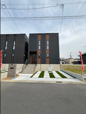【外観】 | 【新築戸建】貝塚市東山６丁目　１号地 | 前面駐車場のシックな外観