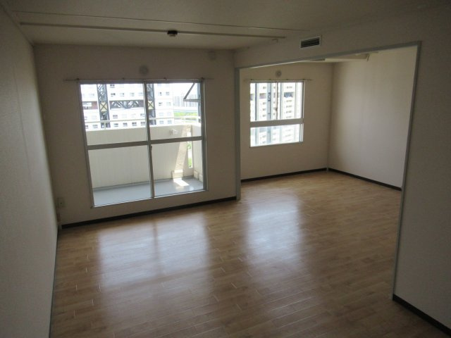 兵庫県公社　芦屋浜高層（若葉）１号棟の居間・リビング|ゆったり広々とした15.9畳のリビングダイニングキッチンです