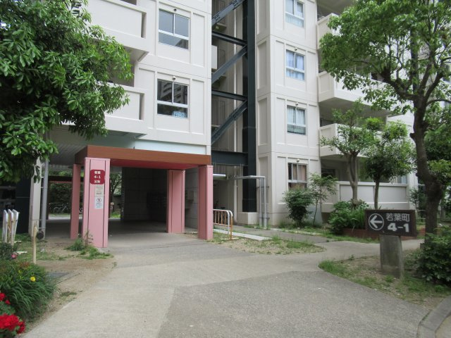 兵庫県公社　芦屋浜高層（若葉）１号棟のエントランス|１号棟のエントランス部分です