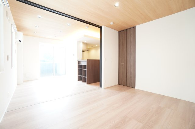 【居間・リビング】 | D-ROOM都賀2丁目Ⅱ－A棟 | ※同物件・反転タイプの写真です。