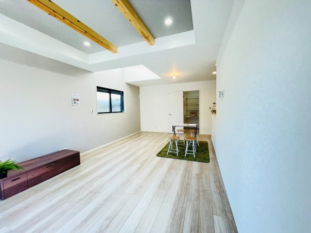 豊田市畝部東町第4　新築分譲住宅　全2棟　1号棟の居間・リビング|どこにいても家族の顔が見える、明るく開放的なLDK。