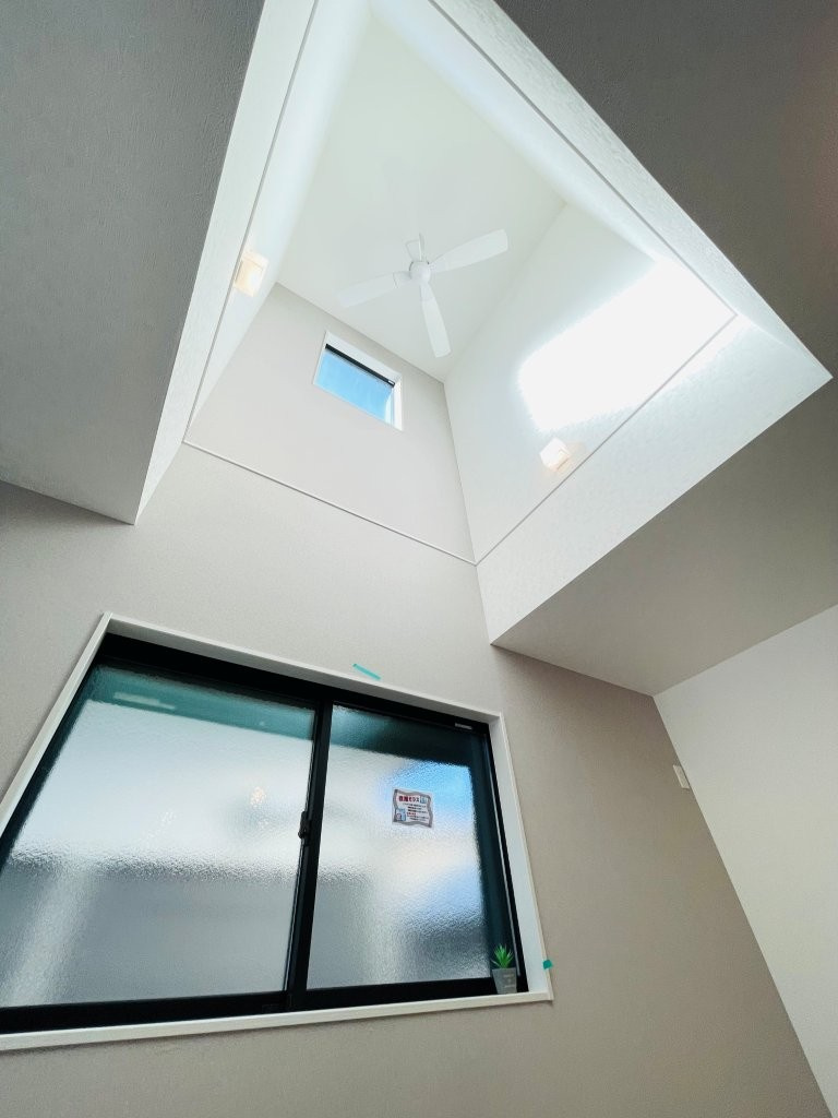 豊田市畝部東町第4　新築分譲住宅　全2棟　1号棟の居間・リビング|明るく開放的な吹き抜けのあるリビング♪