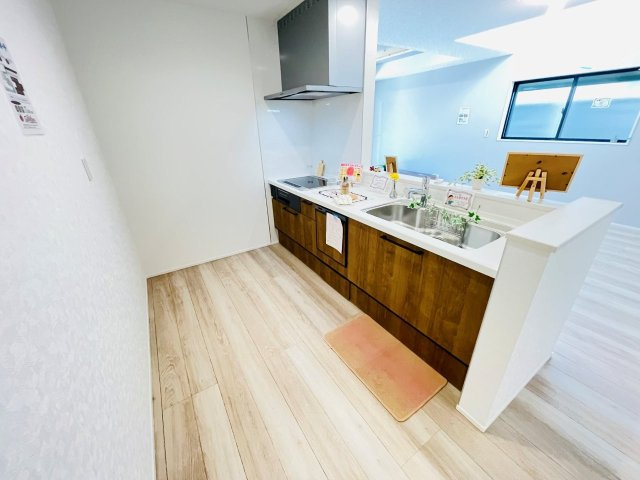 豊田市畝部東町第4　新築分譲住宅　全2棟　1号棟のキッチン|広いシステムキッチンでお子様と一緒にお料理もできます。