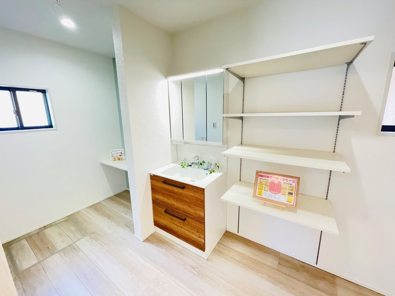 豊田市畝部東町第4　新築分譲住宅　全2棟　1号棟の独立洗面台|三面鏡仕様の洗面台！鏡の裏は収納になっています♪