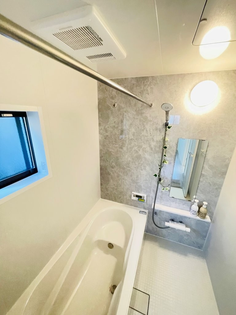 豊田市畝部東町第4　新築分譲住宅　全2棟　1号棟の浴室|１坪タイプのユニットバス！浴槽は断熱材入りでお湯が冷めにくいです♪浴室乾燥機で梅雨の時期は洗濯物を乾かせます！