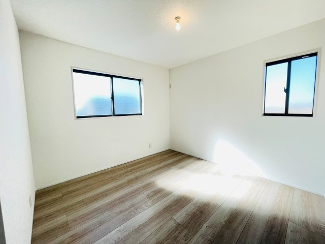 豊田市畝部東町第4　新築分譲住宅　全2棟　1号棟の洋室|お陽さまの光とさわやかな風をたっぷりとりこめます。室内はいつも明るい印象なので気持ちの良い朝を迎えられます