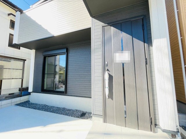 豊田市畝部東町第4　新築分譲住宅　全2棟　1号棟の玄関|玄関ポーチがあるので、雨の日でも濡れることがなくドアの開け閉めができます。