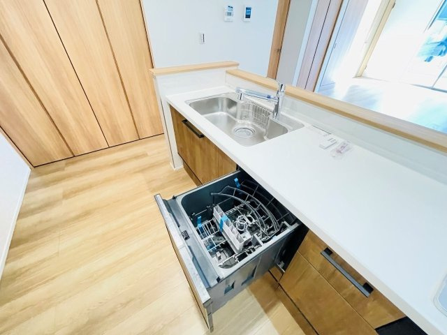 豊田市畝部東町第4　新築分譲住宅　全2棟　2号棟のキッチン|食器洗い乾燥機もついていて家事の時短になります♪