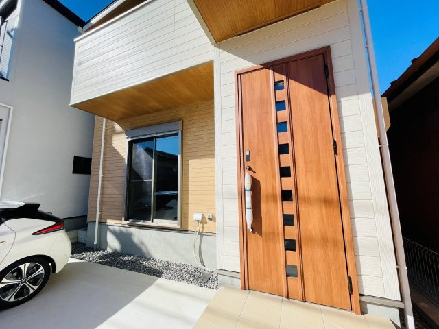 豊田市畝部東町第4　新築分譲住宅　全2棟　2号棟の外観|玄関ポーチがあるので、雨の日でも濡れることがなくドアの開け閉めができます。