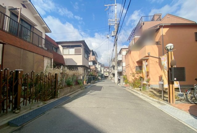 庄所町　建築条件無し土地の前面道路含む現地写真