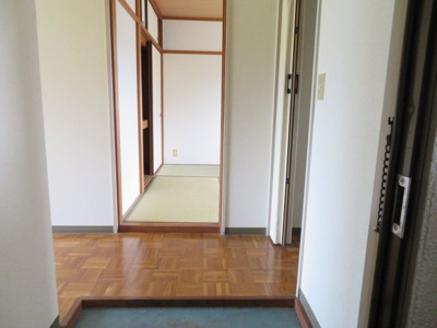 【玄関】 | プラザハイツⅠ | 同タイプの別の部屋の写真です（左右反転）