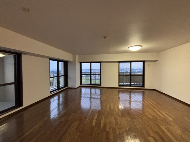 阪急ヒルズコート高槻　7番館の居間・リビング