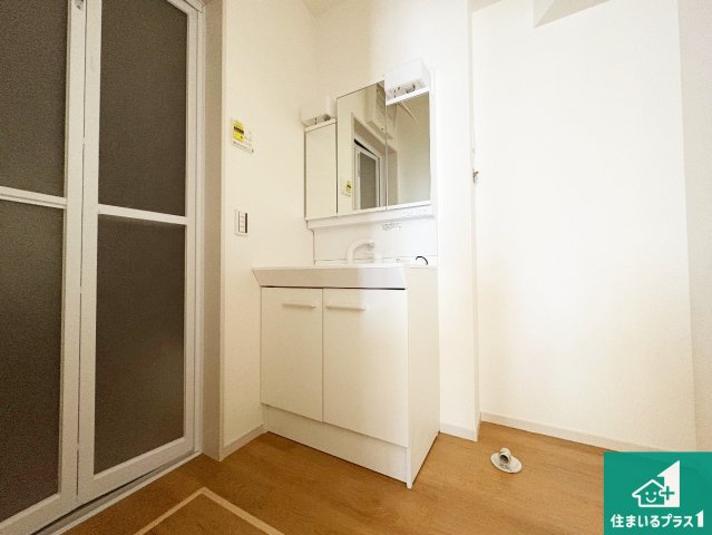 栗東市小柿　第1期　新築一戸建ての独立洗面台|清潔感のある洗面台です。フラットな鏡は掃除がしやすく毎日清潔！鏡裏には収納があるのでスッキリとした洗面台が保てます。