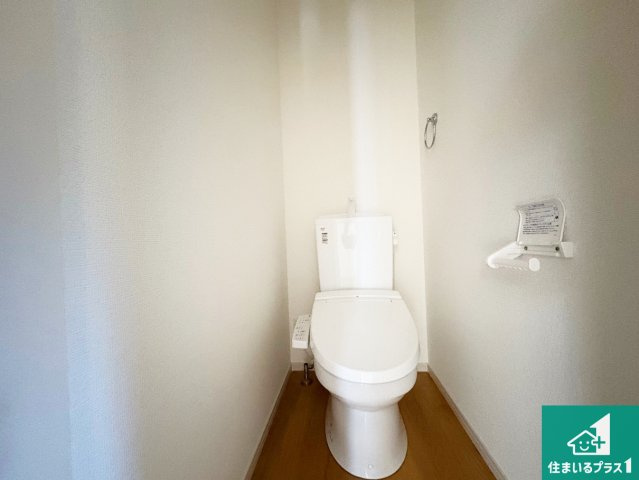 栗東市小柿　第1期　新築一戸建てのトイレ|1・2階の2ヶ所にあるので、朝の忙しい時間の順番待ちもなく、深夜の利用にも大変便利です。