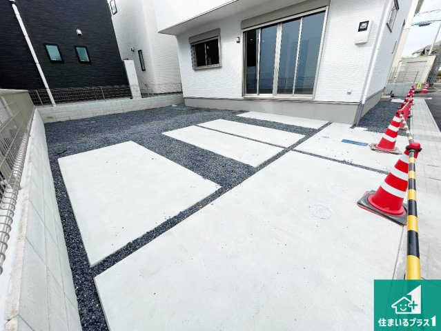 栗東市小柿　第1期　新築一戸建ての前面道路含む現地写真|駐車スペース！散水栓があるので、こまめに愛車を洗えます！