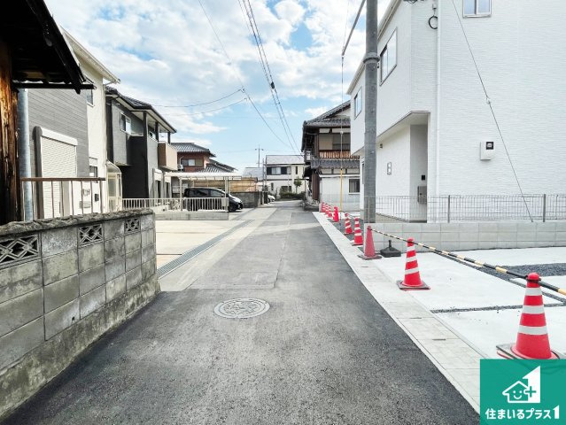 栗東市小柿　第1期　新築一戸建ての駐車場|周辺は閑静な住宅街！前面道路広々で車の出し入れも便利です。駐車が苦手な方でも安心して車庫入れできます！