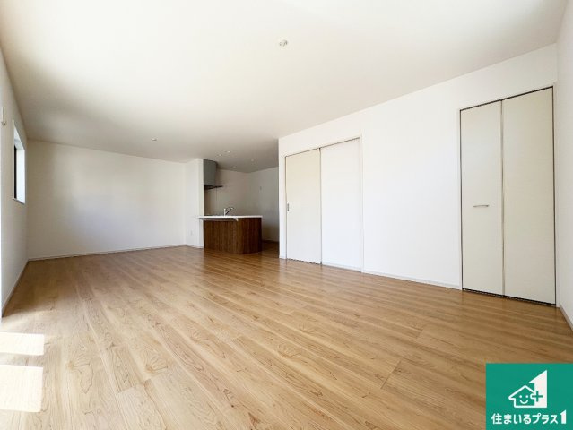 栗東市小柿　第1期　新築一戸建ての居間・リビング|日当たり良好の明るいリビングで朝の目覚めもスッキリできそう！対面キッチンでご家族のコミュニケーションも自然と増える設計！小さなお子様が遊ぶスペースを作っても広々とくつろげるLDK！