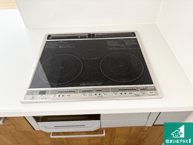 栗東市小柿　第1期　新築一戸建ての設備|火を使わないので、安心なＩＨコンロ！でこぼこが無い構造なので、掃除もしやすく清潔に保てます！