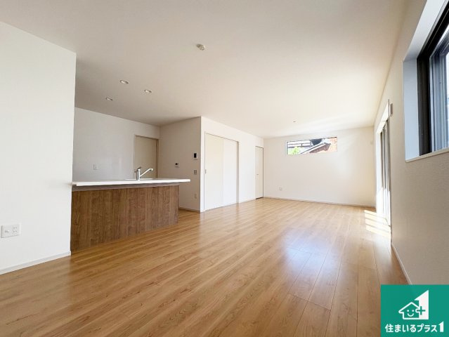 栗東市小柿　第1期　新築一戸建ての居間・リビング|シンプルなリビングは、観葉植物等のインテリアを楽しめますね！パパ好みにも、ママ好みにも家具次第で雰囲気を変えることができます！