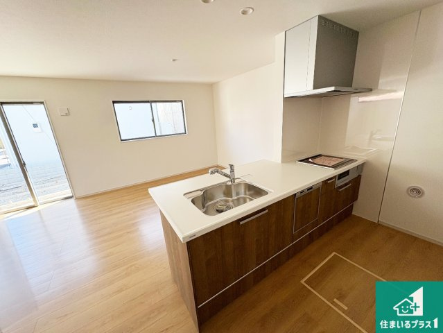 栗東市小柿　第1期　新築一戸建てのキッチン|リビングと統一感があり、使い勝手のいいキッチン。広々としているので、二人並んで作業が出来ちゃいます。お子様と一緒に色々なお料理に挑戦できるスペースがあります。