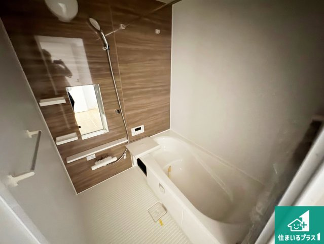 栗東市小柿　第1期　新築一戸建ての浴室|足をゆったり伸ばして寛げる浴槽です。窓が設けられていますので差し込む光が明るく穏やかな雰囲気にしてくれます♪浴室乾燥機も設置しているので、雨の日の洗濯物も安心です♪