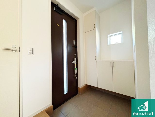 栗東市小柿　第1期　新築一戸建ての玄関|シューズボックスにはたくさんの靴が収納できるので玄関周りはいつもスッキリ！ご家族が増えても安心！