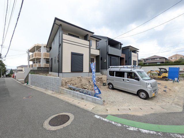 福岡市東区香住ヶ丘５丁目１期３区画　１号棟の前面道路含む現地写真