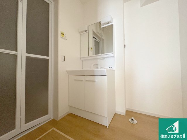 栗東市小柿　第1期　新築一戸建ての独立洗面台|清潔感のある洗面台です。フラットな鏡は掃除がしやすく毎日清潔！鏡裏には収納があるのでスッキリとした洗面台が保てます。