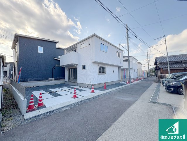 栗東市小柿　第1期　新築一戸建ての前面道路含む現地写真|周辺は閑静な住宅街！前面道路広々で車の出し入れも便利です。駐車が苦手な方でも安心して車庫入れできます！