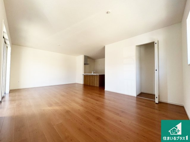 栗東市小柿　第1期　新築一戸建ての居間・リビング|日当たり良好の明るいリビングで朝の目覚めもスッキリできそう！対面キッチンでご家族のコミュニケーションも自然と増える設計！小さなお子様が遊ぶスペースを作っても広々とくつろげるLDK！