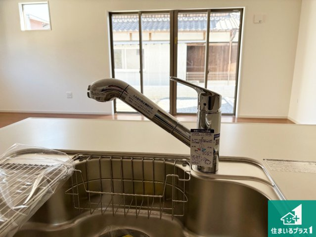 栗東市小柿　第1期　新築一戸建ての設備|浄水器を内蔵！炊飯時、お茶を作る時に安心してお水を使えます！お湯と冷水、浄水と原水、シャワーの切替えもワンタッチです！