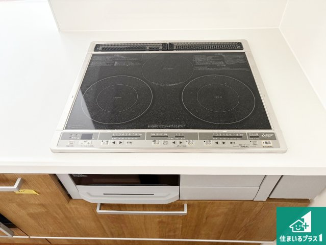 栗東市小柿　第1期　新築一戸建ての設備|火を使わないので、安心なＩＨコンロ！でこぼこが無い構造なので、掃除もしやすく清潔に保てます！