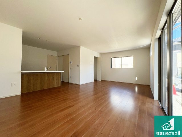 栗東市小柿　第1期　新築一戸建ての居間・リビング|シンプルなリビングは、観葉植物等のインテリアを楽しめますね！パパ好みにも、ママ好みにも家具次第で雰囲気を変えることができます！