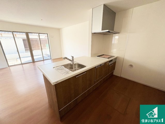 栗東市小柿　第1期　新築一戸建てのキッチン|リビングと統一感があり、使い勝手のいいキッチン。広々としているので、二人並んで作業が出来ちゃいます。お子様と一緒に色々なお料理に挑戦できるスペースがあります。