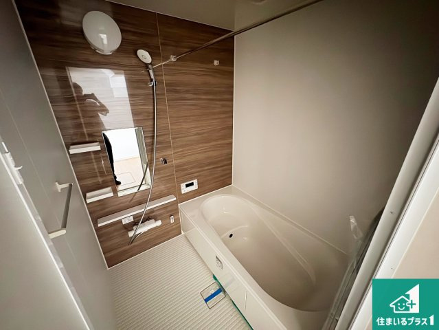 栗東市小柿　第1期　新築一戸建ての居間・リビング|足をゆったり伸ばして寛げる浴槽です。窓が設けられていますので差し込む光が明るく穏やかな雰囲気にしてくれます♪浴室乾燥機も設置しているので、雨の日の洗濯物も安心です♪